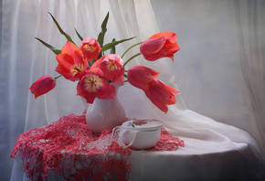 столик, салфетка, занавеска, кувшин, цветы, тюльпаны