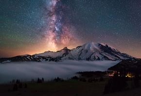 Млечный путь в звездном небе над национальным парком Mount Rainier, USA Маунт Рейнир, США, покрытым туманом, фотограф Steve Schwindt обои для рабочего стола
