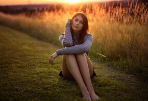 women, Laura Franziska, Martin Kuhn, portrait, sitting, grass, sunset, women outdoors