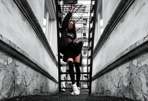 women, black clothing, skirt, sweater, stairs, sunglasses, sneakers