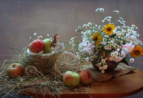 Ковалева Светлана, натюрморт, стол, салфетка, мешковина, ваза, цветы, сено, велосипед, фрукты, яблоки, фигурка, ёжик