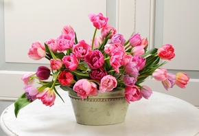 столик, вазон, цветы, букет, тюльпаны