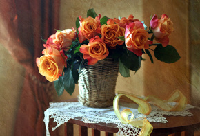 столик, корзинка, цветы, розы, букет, салфетка, лента