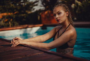 women, wet body, wet hair, black bikini, tattoo, bikini top, swimming pool, red lipstick, water drops, tanned, blonde