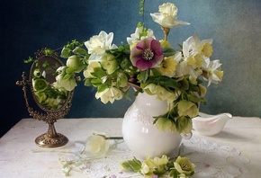 Марина Филатова, столик, салфетка, кувшин, цветы, первоцветы, букет, нарциссы, морозник, зеркало, отражение