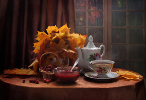 Ковалёва Светлана, стол, скатерть, окно, штора, ваза, листья, клён, чашка, чай, вазочка, варенье, чайник, корзинка, ягоды, осень