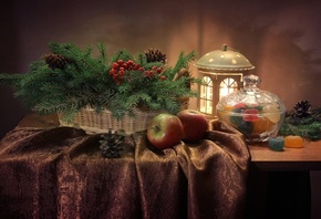 натюрморт, столик, покрывало, корзина, ветки, ель, хвоя, ягоды, шишки, фонарь, вазочка, сладости, мармелад, праздник, новый год, рождество