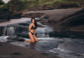 women, kneeling, Svetlana Nikonova, river, black lingerie, smiling, belly, women outdoors