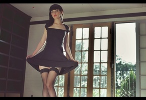 Мелисса Кларк в коротком, черном платье позирует на фоне окна, обои для раб ...