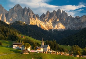Италия, горы, холмы, долина, луга, леса, посёлок, церковь