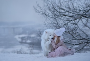 ребёнок, девочка, животное, собака, пёс, самоед, природа, зима, снег, дерев ...