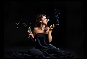 Девушка с бокалом шампанского и сигаретой, обои для рабочего стола