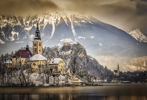 Словения, озеро, Блед, Bled, природа, пейзаж, горы, леса, дома, церковь, башня, шпиль, зима, снег
