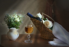 праздник, натюрморт, столик, корзина, бутылка, вино, бокал, ваза, цветы, розы, ткань