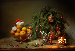 праздник, новый год, рождество, стол, мешковина, ветки, ель, ёлка, украшения, игрушки, стакан, орехи, конфеты, ваза, фрукты, мандарины, колпак, лампа, свеча