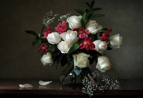 полка, ваза, цветы, розы, альстрёмерия, лепестки