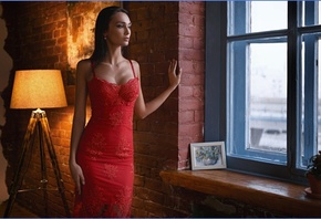 Модель Ксения в красном платье стоит у окна, фотограф Sergey Fat обои для рабочего стола