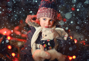 Юлия Войнич, ребёнок, девочка, взгляд, шапка, животное, кот, кошка, зима, снег, боке, огни