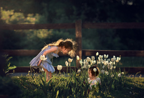 цветы, природа, дети, девочки, игра, весна, тюльпаны, Марианна Смолина