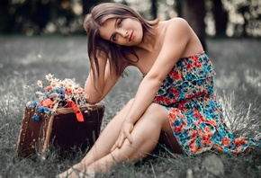 девушка, шатенка, платье, Saulius Ke, чемодан, природа, трава, букетик, цветы