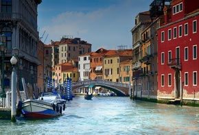 мост, город, дома, фонари, Италия, Венеция, канал, статуя, катера, гондолы