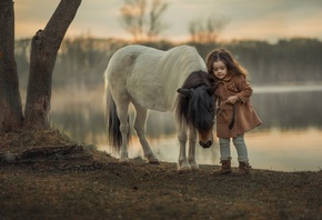 ребёнок, девочка, малышка, животное, пони, лошадка, природа, река, туман
