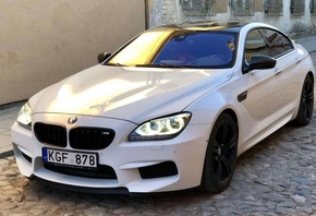 Автомобиль BMW M6 седан, белый
