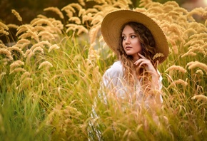 Анастасия Мазай, Донская, девушка, русая, локоны, шляпа, взгляд, природа, поле, трава