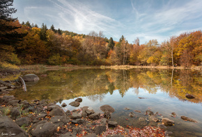 осень, лес, деревья, пейзаж, природа, озеро, отражение, камни, Болгария, Александър Сандев