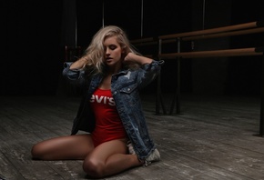 women, blonde, closed eyes, Levis, kneeling, denim, wooden floor, women indoors, mirror, reflection, bodysuit, sneakers, socks, brunette