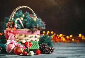 праздник, новый год, рождество, корзина, ветки, хвоя, ель, игрушки, бубенцы, украшения, шишки, ягоды, коробка, подарок, декор, гирлянда, лампочки