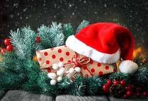 праздник, новый год, рождество, доски, ветки, ель, ягоды, подарок, коробка, снежок, колпак, декор