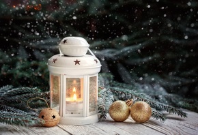 праздник, Новый год, рождество, доски, ветки, ель, хвоя, фонарь, свеча, игрушки, шары, шарики, бубенчик, снег