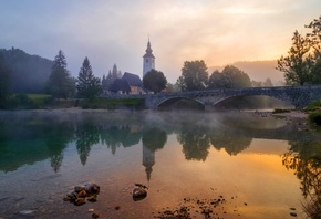 Словения, природа, пейзаж, озеро, Бохинь, Бохинское озеро, мост, деревья, церковь, утро
