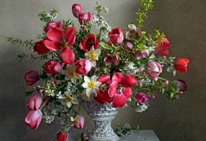 столик, ваза, цветы, ветки, вишня, тюльпаны, нарциссы