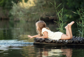 трава, вода, природа, река, игра, платье, девочка, ребёнок, мостик, Ирина Забураева