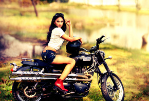 triumph, scrambler, 900, мотоцикл, девушка, брюнетка, взгляд, шлем