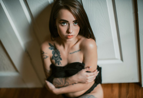 vyne, suicide girls, brunette, room, green eyes, blue eyes, ass, tattoo, wooden floor, wooden door, black lingerie, boobs, beautiful brunette, panties, lingerie, black panties, model