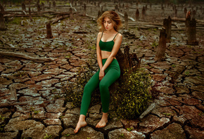 women, sitting, green clothing, women outdoors