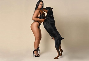Laura Ivette, девушка, модель, брюнетка, груди, попа, пёс, собака