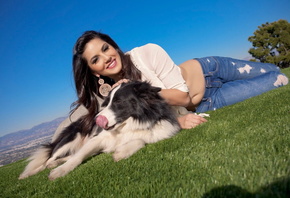 Sunny Leone, девушка, модель, природа, красота, грудь, попа, собачки