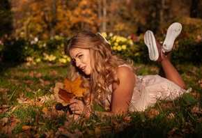 Anna Kostenko, blonde, model, women, women outdoors, grass, nature, flowers, dress, sneakers