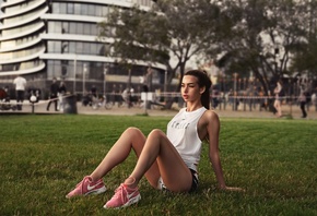 brunette, model, women, women outdoors, sportswear, T-shirt, white t-shirt, nike, sneakers, grass, shorts, trees, ponytail, people, public