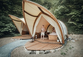 hotel room flair in the midst of nature, luxurious camping, glamping village