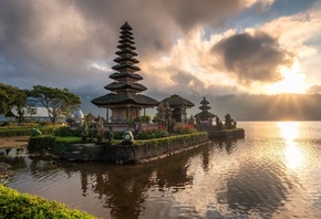 Pura Ulun Danu Bratan, major Hindu Shaivite temple, Bali, Indonesia