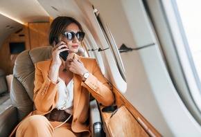 Luxury Travel, femme voyage, flying