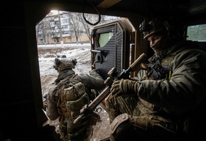 Ukrainian servicemen, armoured personnel carrier, frontline town, Bakhmut
