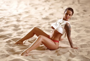 обои women, brunette, model, curvy, hips, tattoo, bikini bottoms, red bikini, sand, underboob women, brunette, model, curvy, hips, tattoo, bikini bottoms, red bikini, sand, underboob