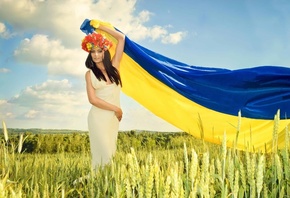 Україна, флаг, поле, вінок, дівчина, жито, сорочка, Ukraine, field, flag, model, woman, patriotic, nature, blue and yellow, Украина, поле, женщина, флаг, колосья, венок