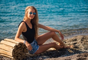 women with glasses, water, women outdoors, sunglasses, women, model, blonde, jean shorts, beach, long hair, smiling